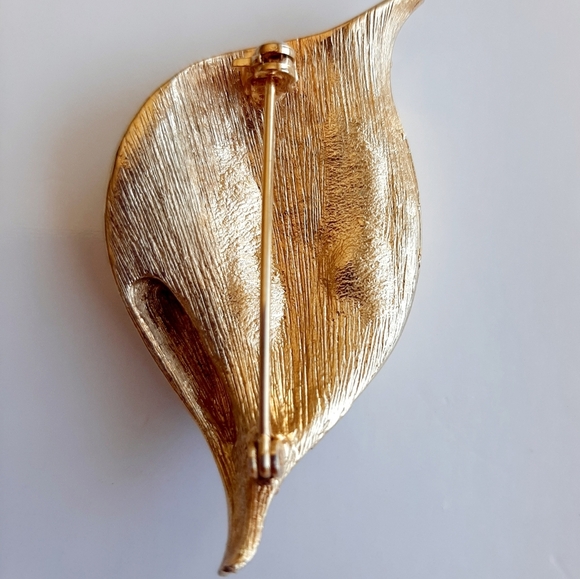 GOLDTONE CRYSTAL AND PEARL BROOCH PIN - Picture 5 of 7